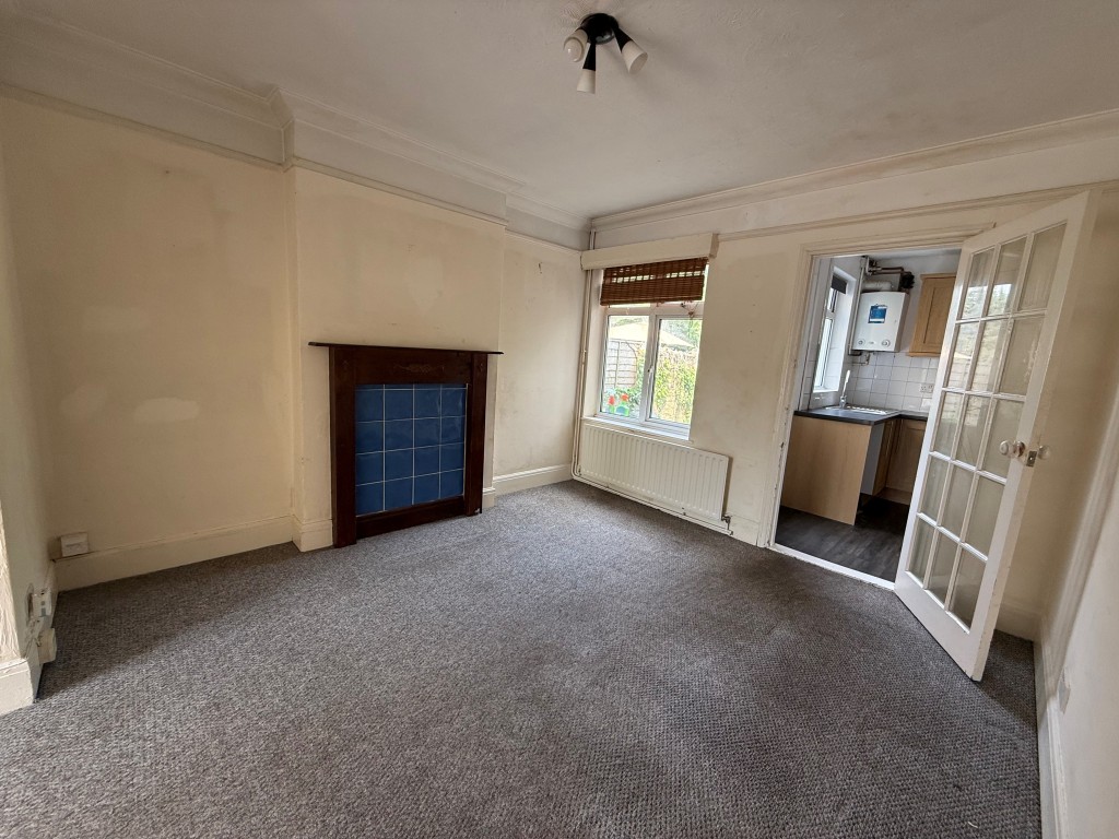 Lot: 143 - TWO-BEDROOM SEMI-DETACHED HOUSE WITH DRIVEWAY - Carpeted dining room with window and doors to kitchen